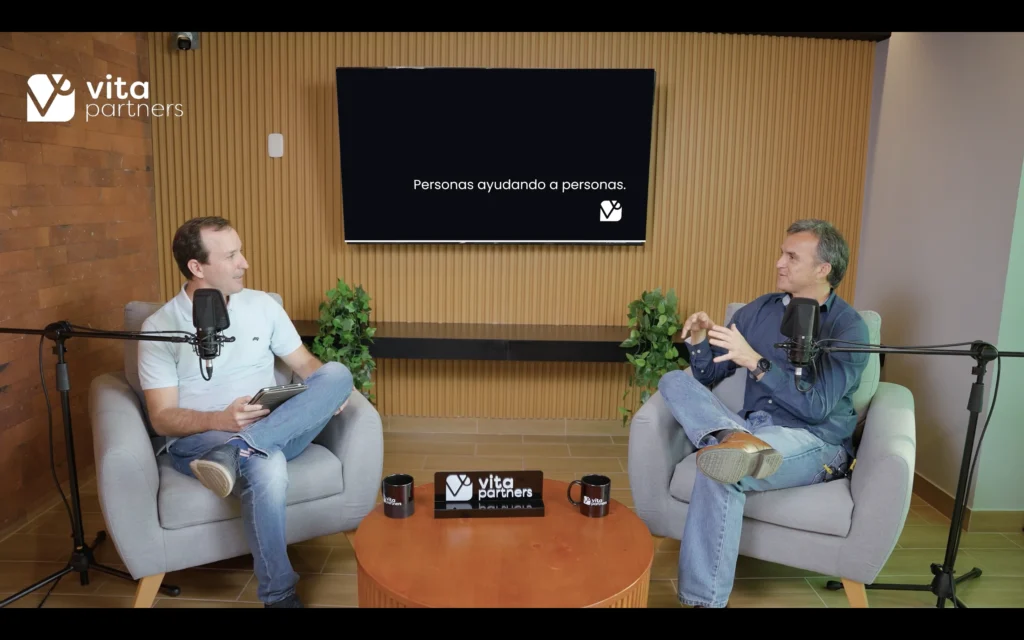Alonso Castro Quirós y Sergio Viacava teniendo una conversación en el podcast de Vita Partners